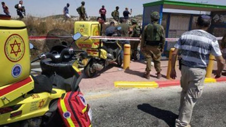 قوات الأمن والإسعاف الإسرئيلية بموقع الحادث