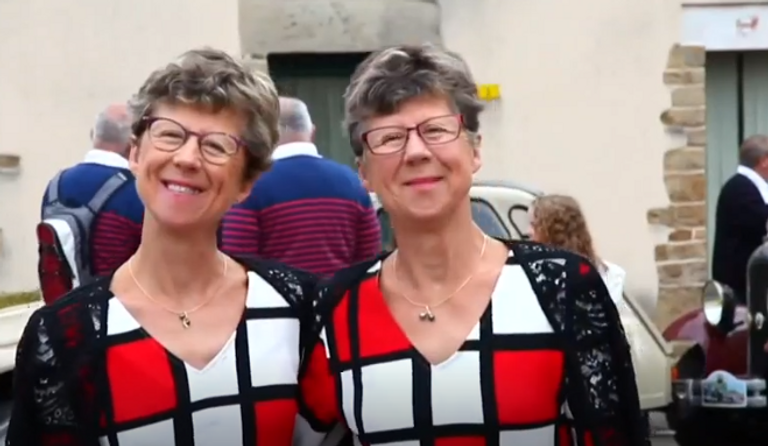 ظهر في المهرجان توأمان وأحيانا 3 بل و4 وهم يرتدون ملابس متطابقة