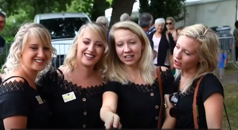 ظهر في المهرجان توأمان وأحيانا 3 بل و4 وهم يرتدون ملابس متطابقة