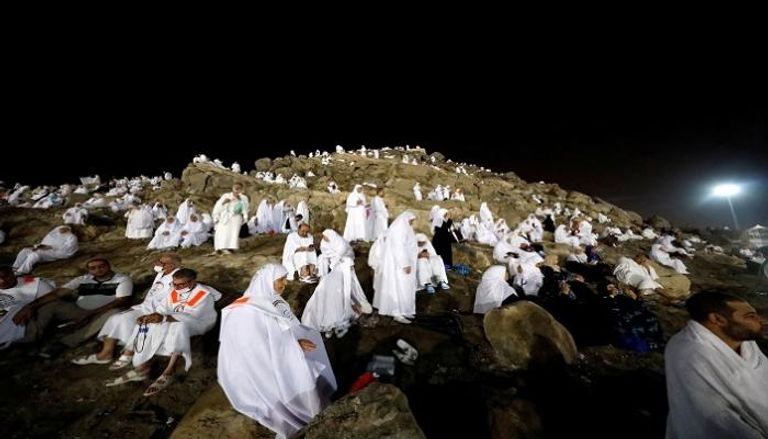 حجاج بيت الله الحرام على جبل الرحمة في عرفات - رويترز