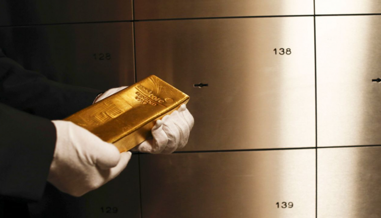 الذهب ينهي الأسبوع على ارتفاع 1%