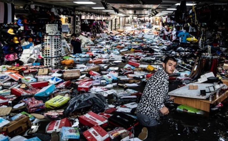 المياه تعيق حركة السير في إسطنبول