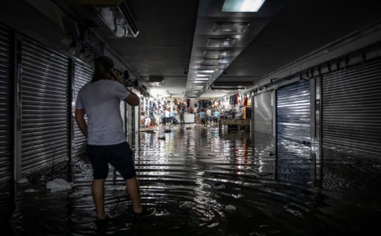 المياه تعيق حركة السير في إسطنبول