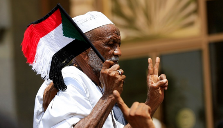 الاحتفالات عمت السودان بتوقيع الوثيقة التي تمهد الانتقال للحكم المدني