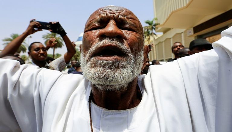 الاحتفالات عمت السودان بتوقيع الوثيقة التي تمهد الانتقال للحكم المدني