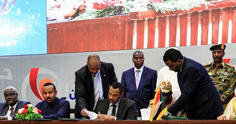 الفرحة تعم السودان عقب توقيع الاتفاق التاريخي - رويترز