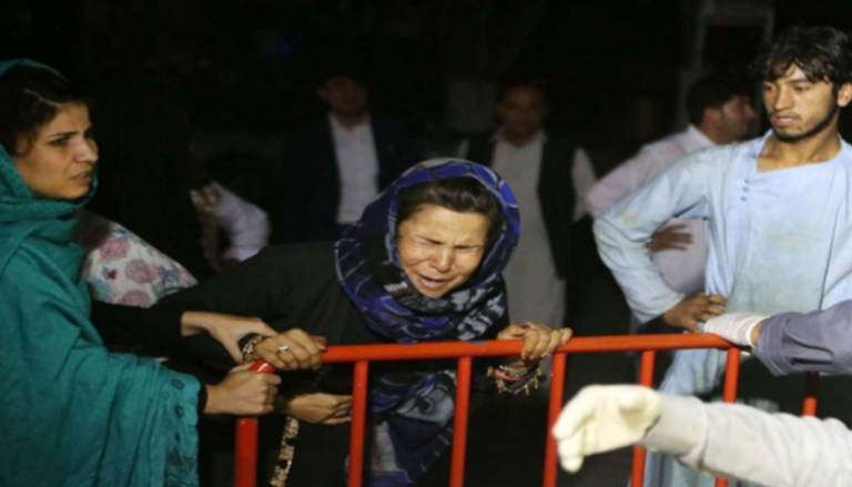 أفغانية تبكي ضحايا تفجير حفل الزفاف