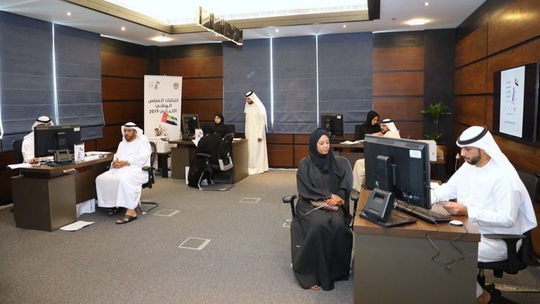 إحدى المرشحات تقدم طلبا للترشح