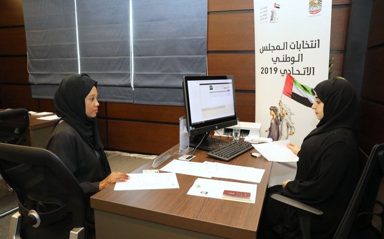 إحدى المرشحات تقدم طلبا للترشح