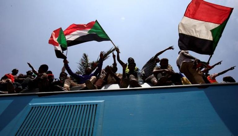 سودانيون يحتفلون بتوقيع الاتفاق التاريخي - رويترز