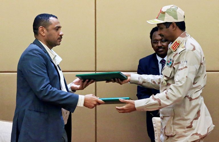 سودانيون يحتفلون بتوقيع الاتفاق التاريخي - رويترز