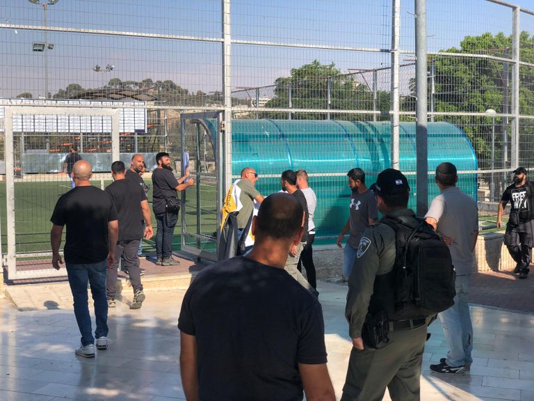 الاحتلال الإسرائيلي يداهم ملعبا ببرج اللقلق