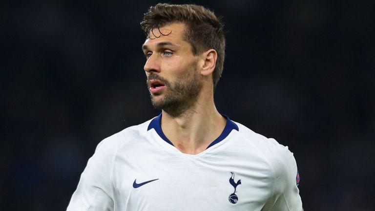 فرناندو لورينتي مهاجم توتنهام الإنجليزي السابق أحمد حسن كوكا