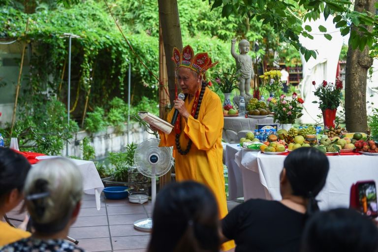 نجوين باو سين يقيم الصلوات أمام معبد "تي دونج فات نجا" في هانوي 15 أغسطس 2019 "شين" كلب دفن في مقبرة تكرم الحيوانات الأليفة سنويا