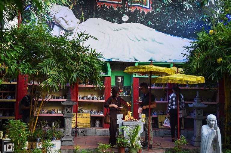 "شين" كلب دفن في مقبرة تكرم الحيوانات الأليفة سنويا