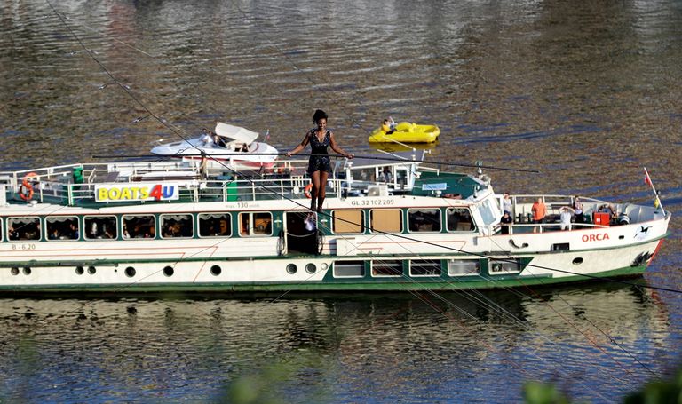 على ارتفاع 35 مترا عبرت بونجونجا نهر فلتافا على حبل مشدود