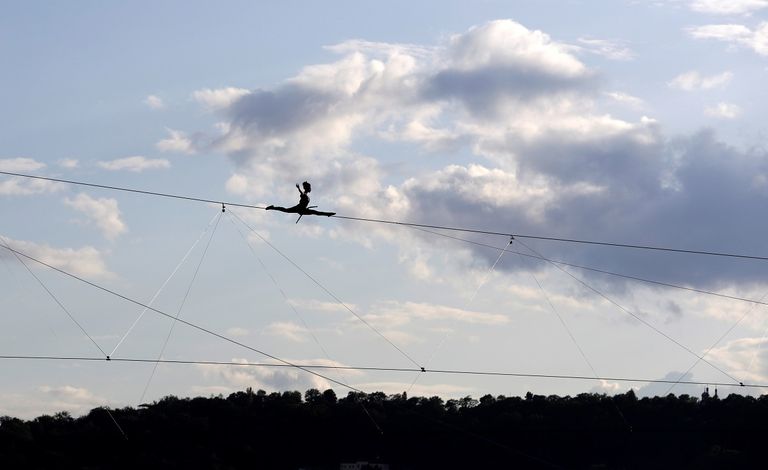 على ارتفاع 35 مترا عبرت بونجونجا نهر فلتافا على حبل مشدود