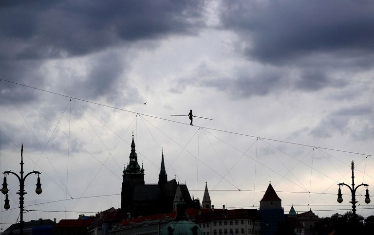 على ارتفاع 35 مترا عبرت بونجونجا نهر فلتافا على حبل مشدود