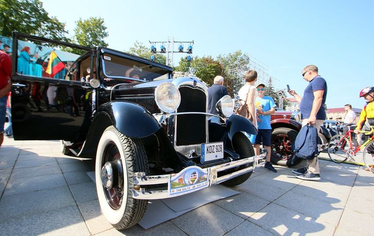 مشاركون في موكب 