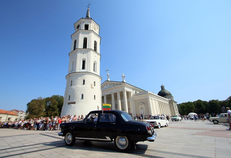 مشاركون في موكب 