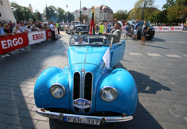 مشاركون في موكب 