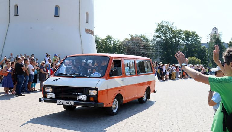 مشاركون في موكب 