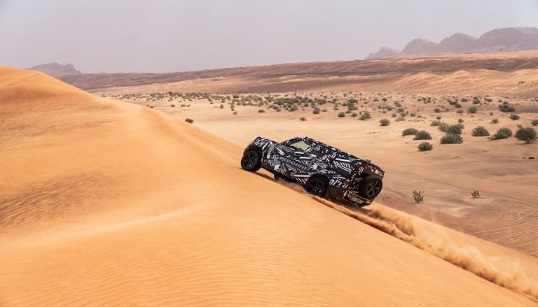 لاندر روفر ديفندر في دبي