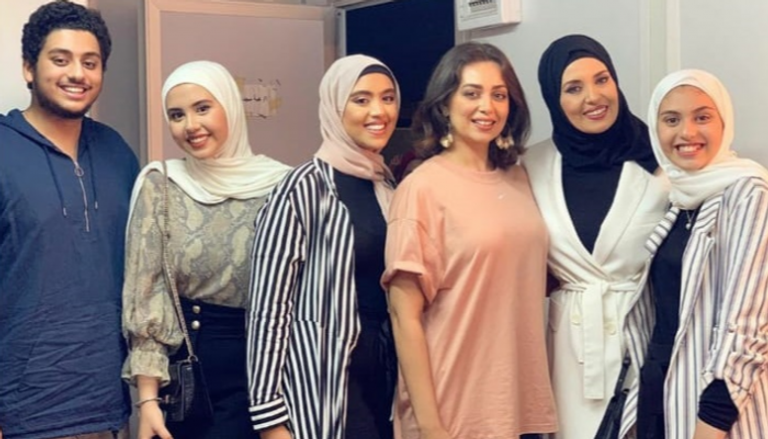 الممثلة المصرية هبة مجدي بجوار الفنانة جيهان نصر وأولادها 