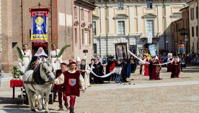 أستي وجهة إيطالية مثالية في الخريف