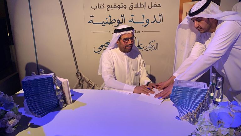 الدكتور علي راشد النعيمي خلال حفل توقيعه الكتاب