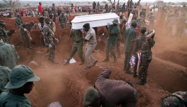 أفراد من الجيش التنزاني يدفنون قتلى انفجار شاحنة وقود