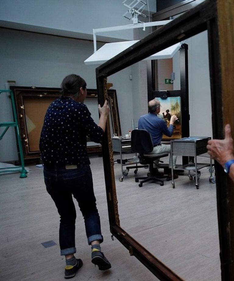 ترميم لوحة "ألست رجلا وأخا"