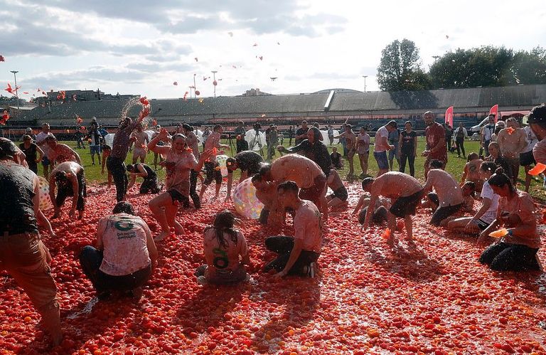 تراشق بالطماطم في مدينة سانت بطرسبرج