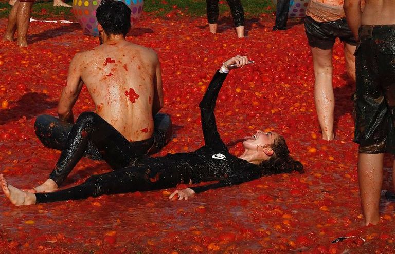 تراشق بالطماطم في مدينة سانت بطرسبرج