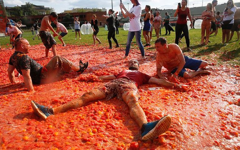 تراشق بالطماطم في مدينة سانت بطرسبرج
