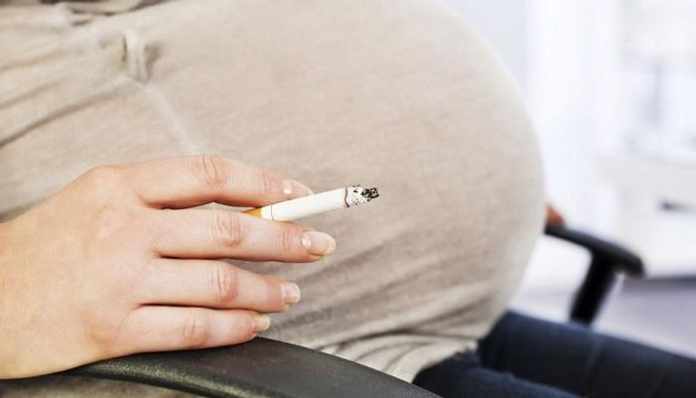 تدخين الحامل يهددها بالولادة المبكرة