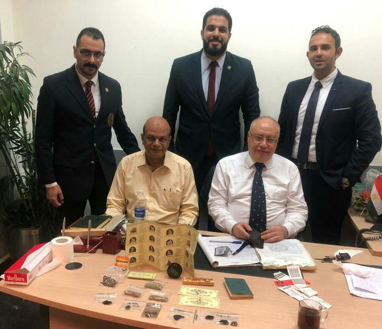 مسؤولو الجمارك بمطار القاهرة مع المضبوطات