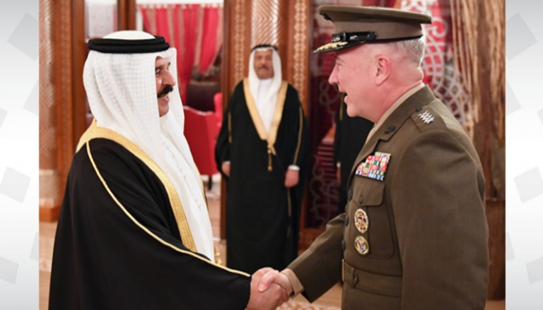العاهل البحريني خلال استقبال الجنرال كينيث ماكينزي