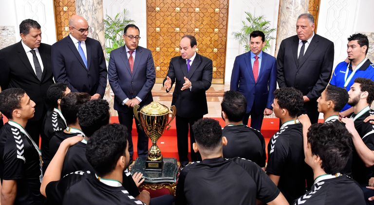 الرئيس المصري عبدالفتاح السيسي مع لاعبي منتخب اليد للناشئين