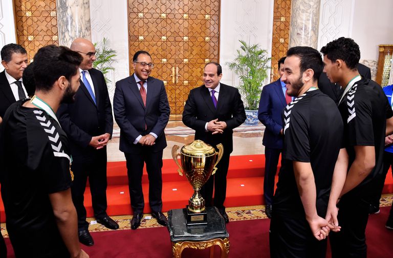 الرئيس المصري عبدالفتاح السيسي مع لاعبي منتخب اليد للناشئين