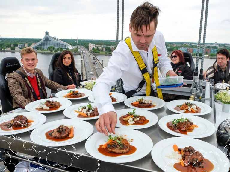 مطعم العشاء في سماء أثينا