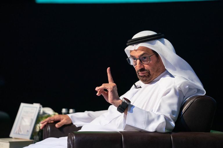 الدكتور علي راشد النعيمي خلال حفل توقيعه الكتاب