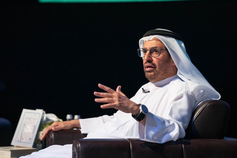 الدكتور علي راشد النعيمي خلال حفل توقيعه الكتاب