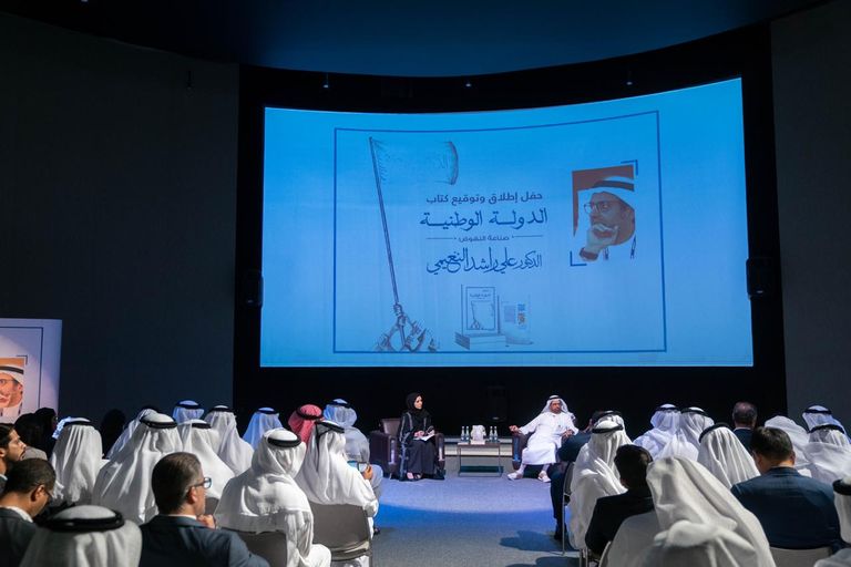 الدكتور علي راشد النعيمي خلال حفل توقيعه الكتاب