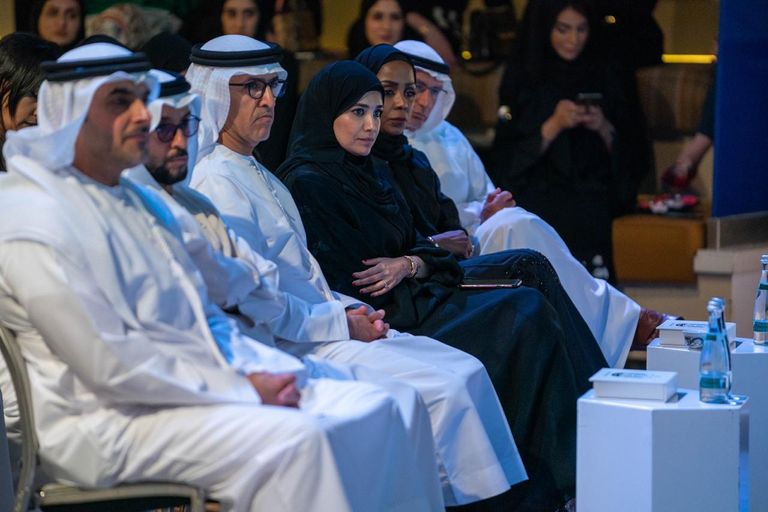 الدكتور علي راشد النعيمي خلال حفل توقيعه الكتاب