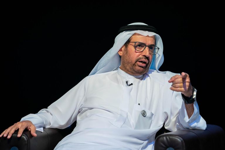 الدكتور علي راشد النعيمي خلال حفل توقيعه الكتاب