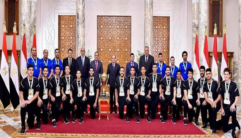 الرئيس المصري عبدالفتاح السيسي مع لاعبي منتخب اليد للناشئين