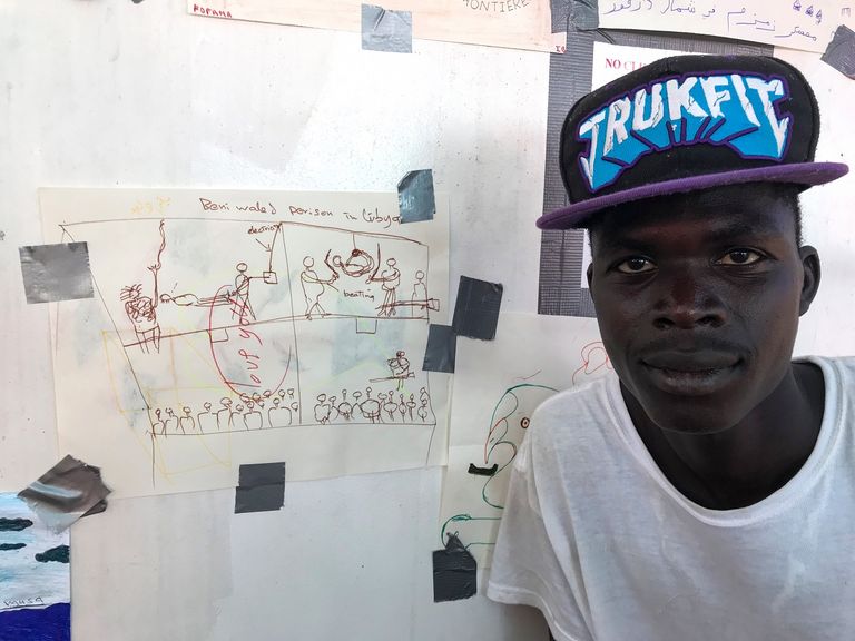 رسومات معلّقة على جسر سفينة "أوشن فايكينج"