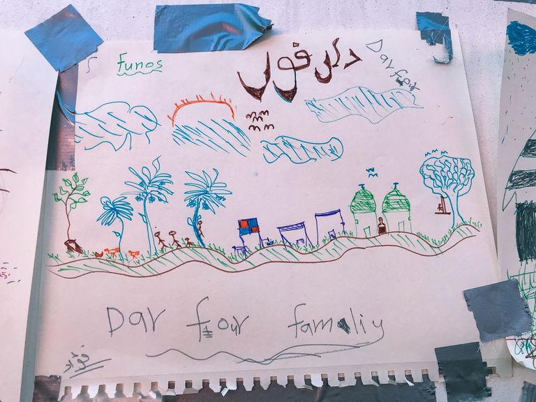 رسومات معلّقة على جسر سفينة "أوشن فايكينج"