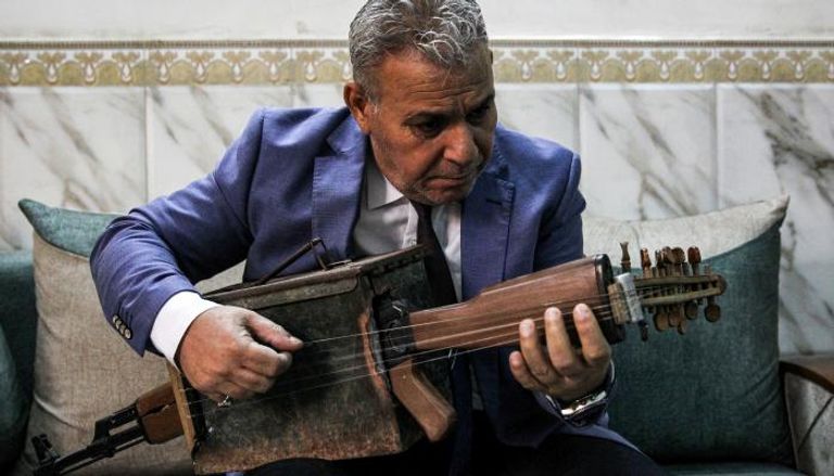 العراقي ماجد عبدالنور مع آلته الموسيقية